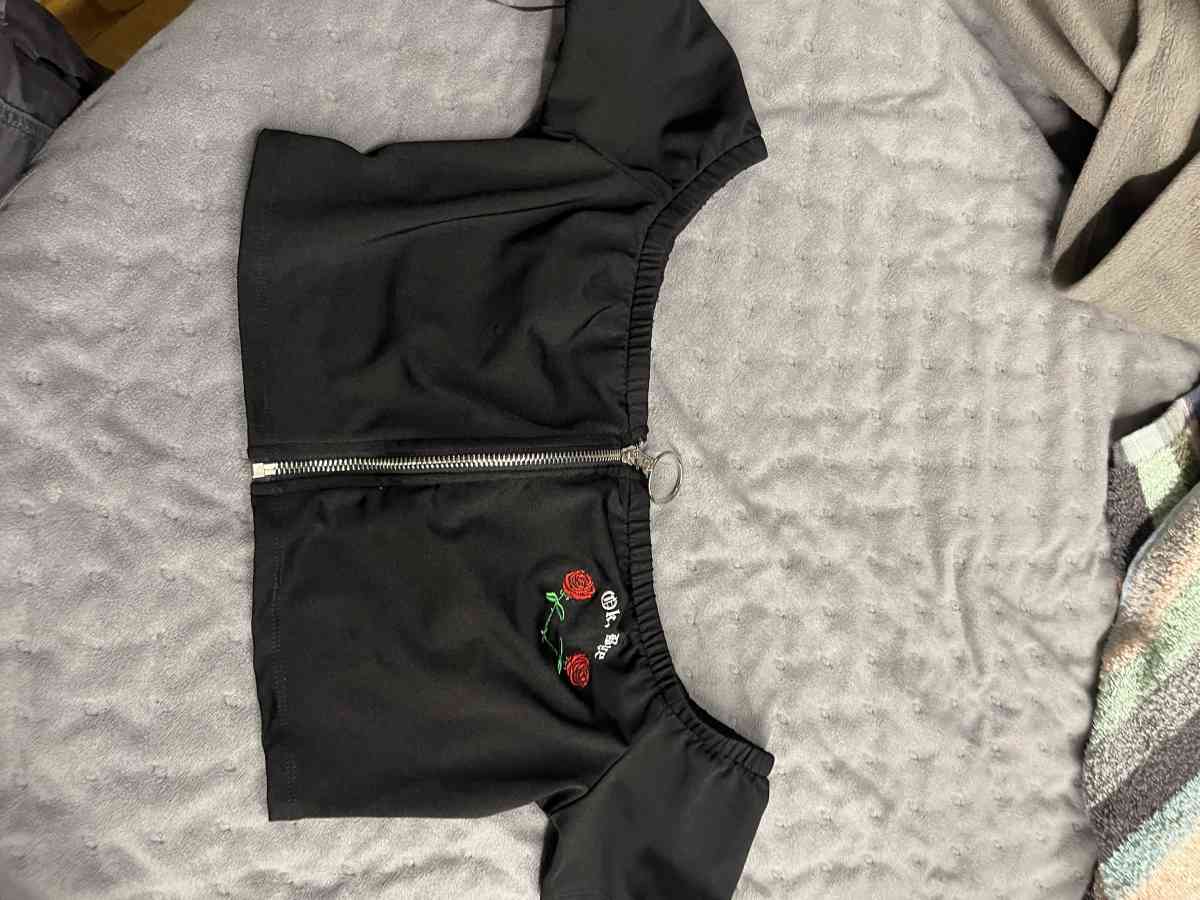 crop top - Addieville, Illinois - FleaMarketBay