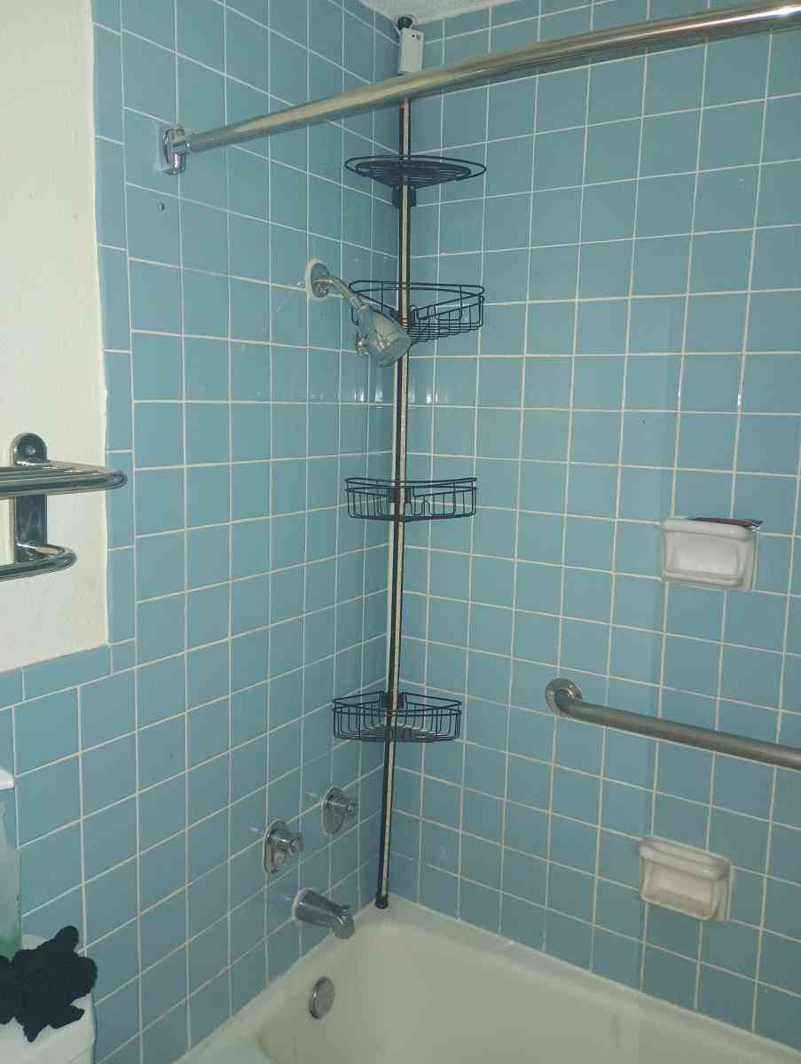 Metal shower Rack - Fort Lauderdale, Florida - FleaMarketBay
