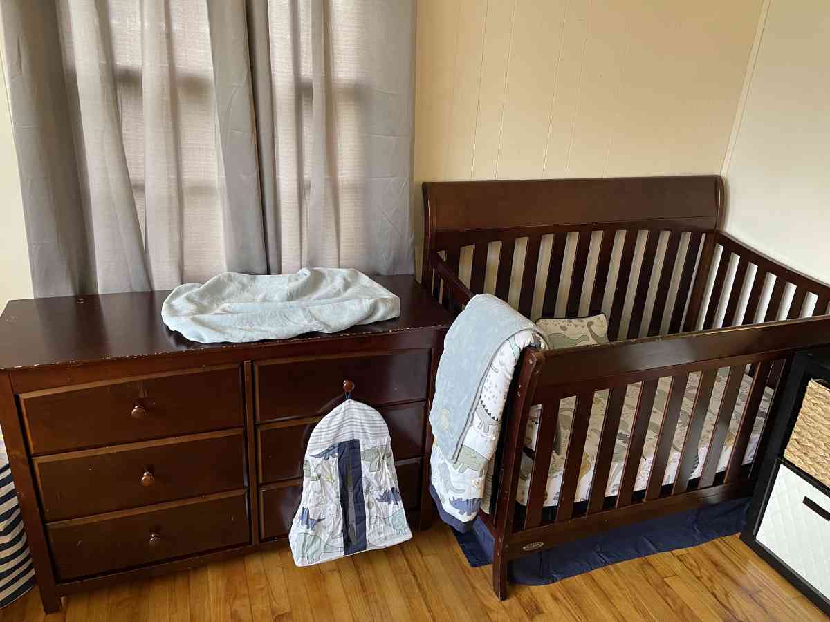 Convertible Crib And Dresser - Spartanburg, South Carolina