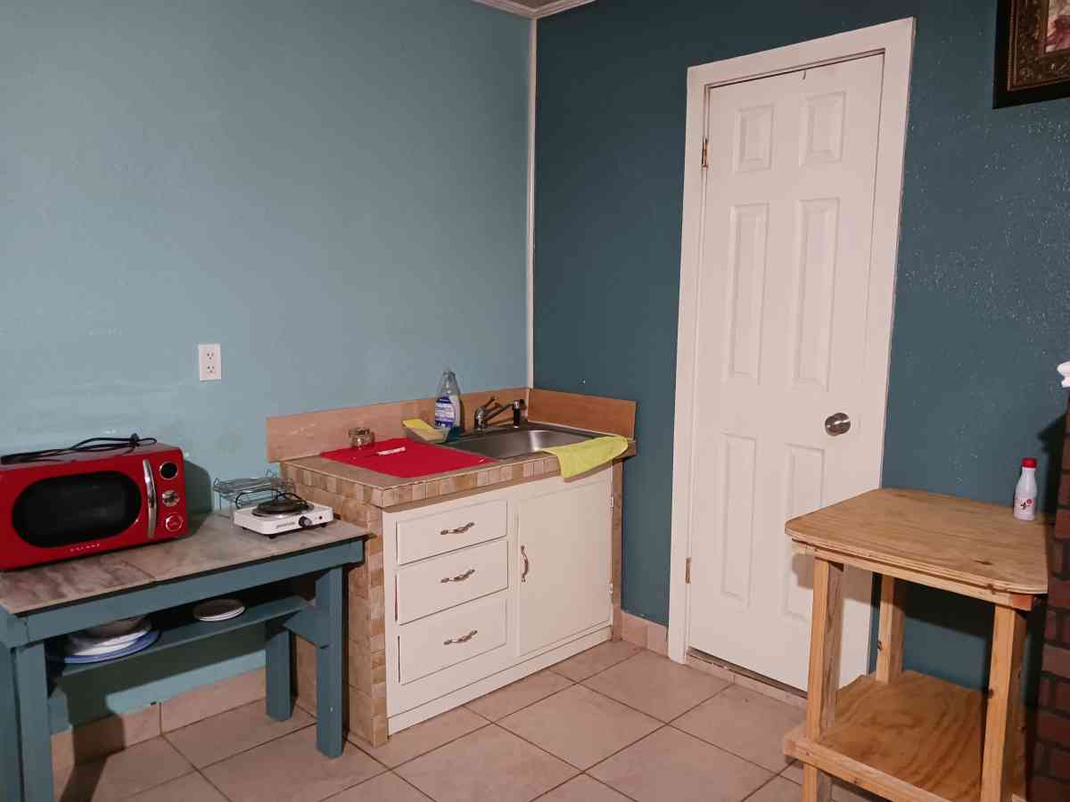 Room 200 weekly cuarto 200 a la semana - Baytown, Texas - FleaMarketBay