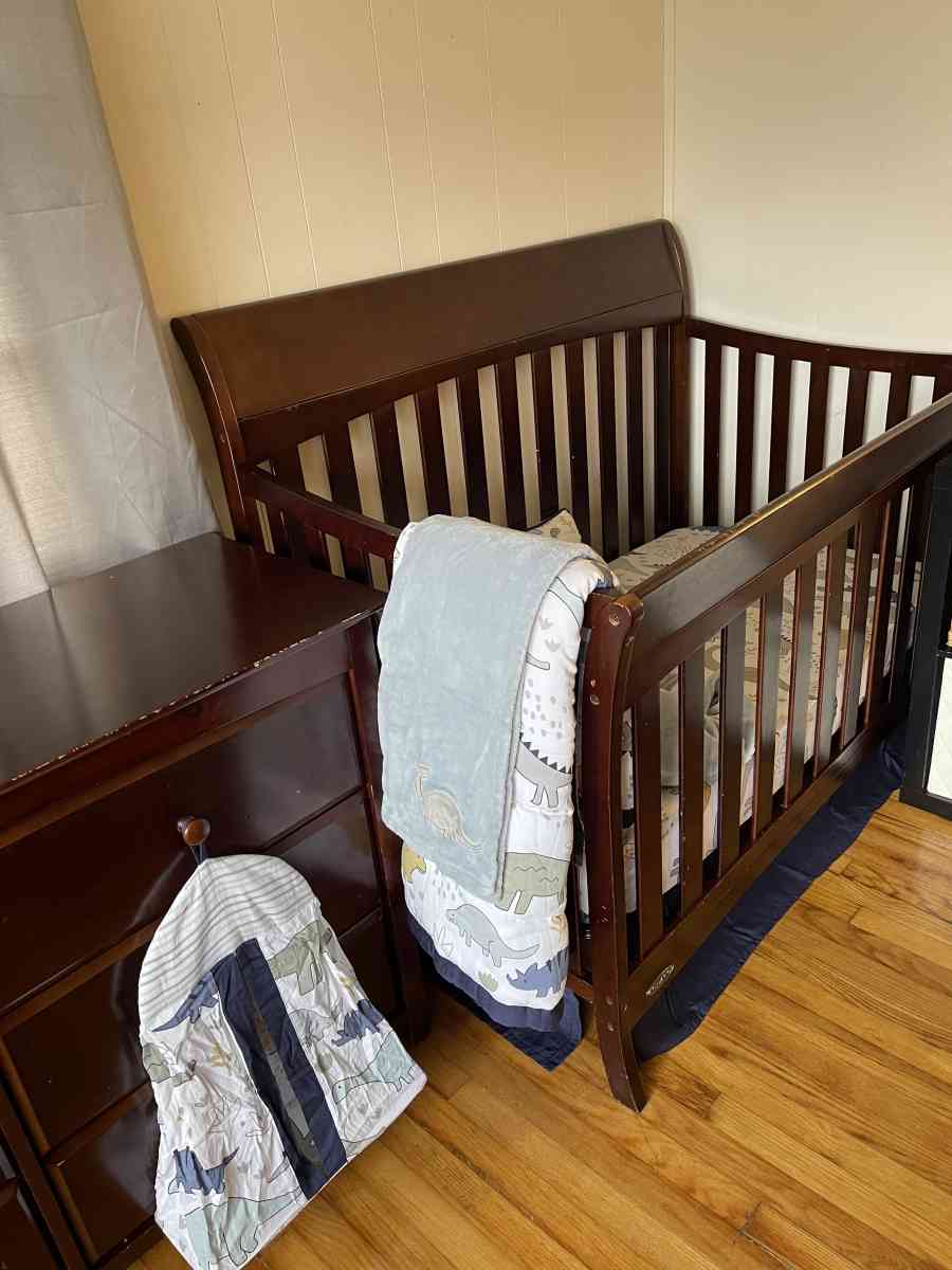 Convertible Crib And Dresser - Spartanburg, South Carolina - FleaMarketBay