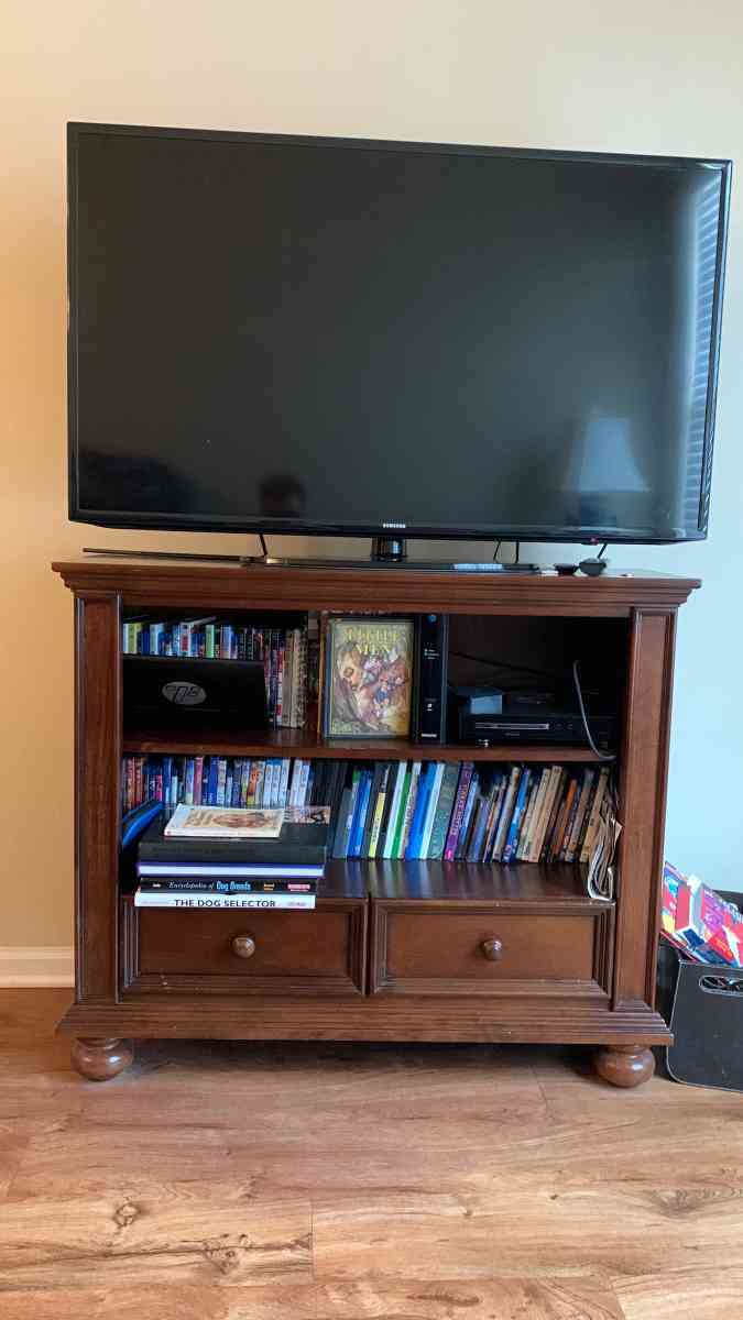 a couch a bed a dresser and a tv stand and a side table - Oklahoma City, Oklahoma - FleaMarketBay