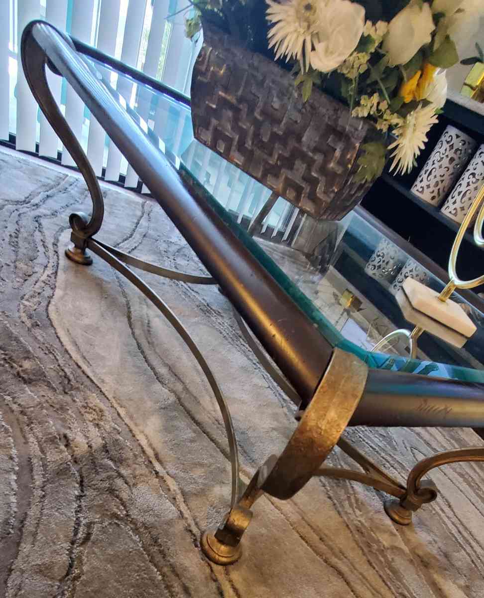 Glass top coffee table - Henderson, Nevada - FleaMarketBay