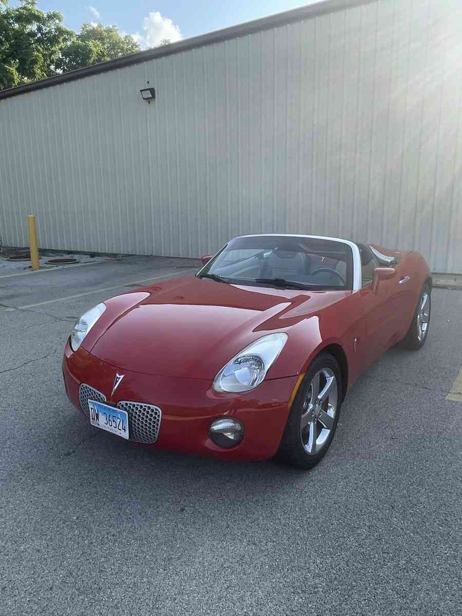 Pontiac solstice - Eureka, Illinois