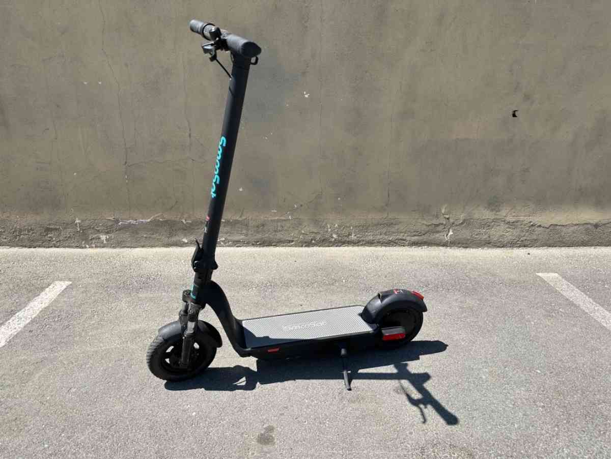 Electric Folding Scooter APP control 30 Miles Real Range Up - Claremont, California
