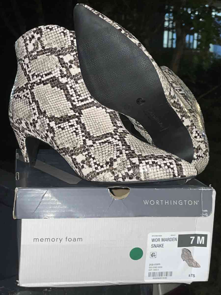 NEW SHOES - Pasadena, Texas - FleaMarketBay