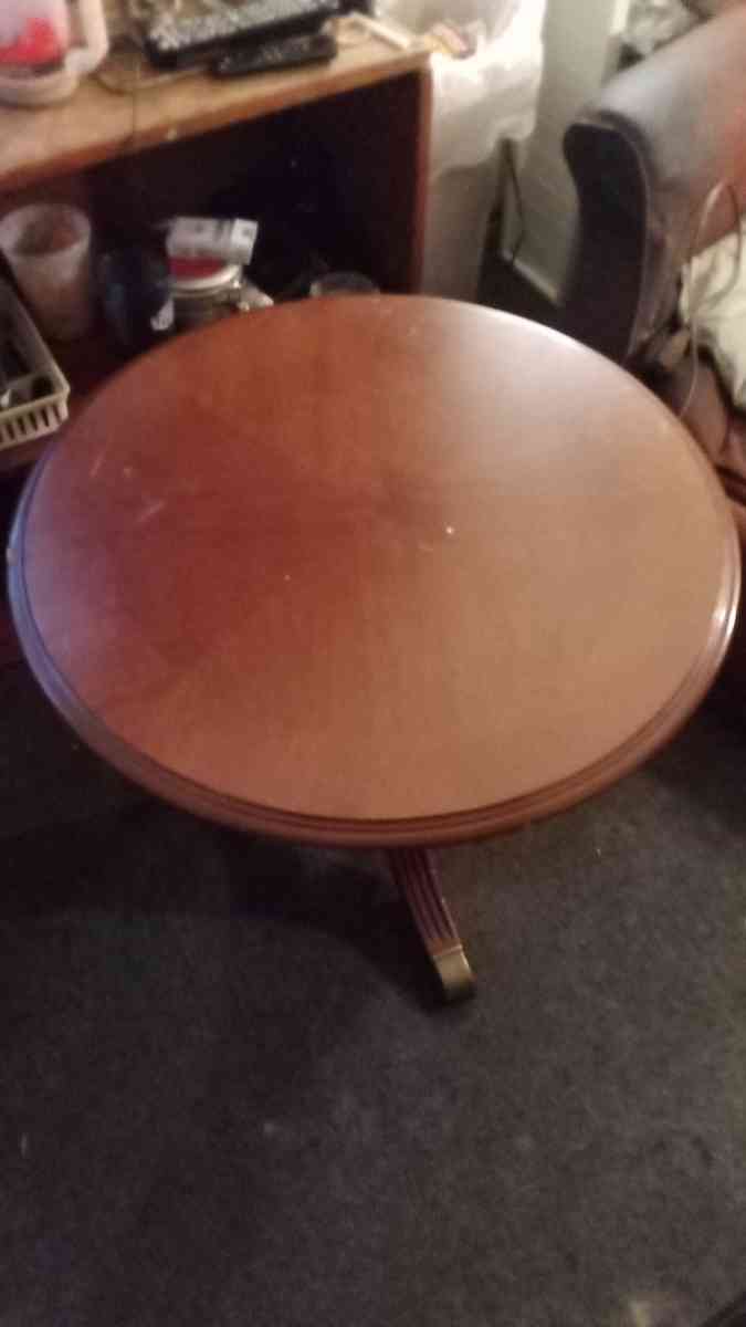 Round Kitchen Table - Findlay, Ohio - FleaMarketBay