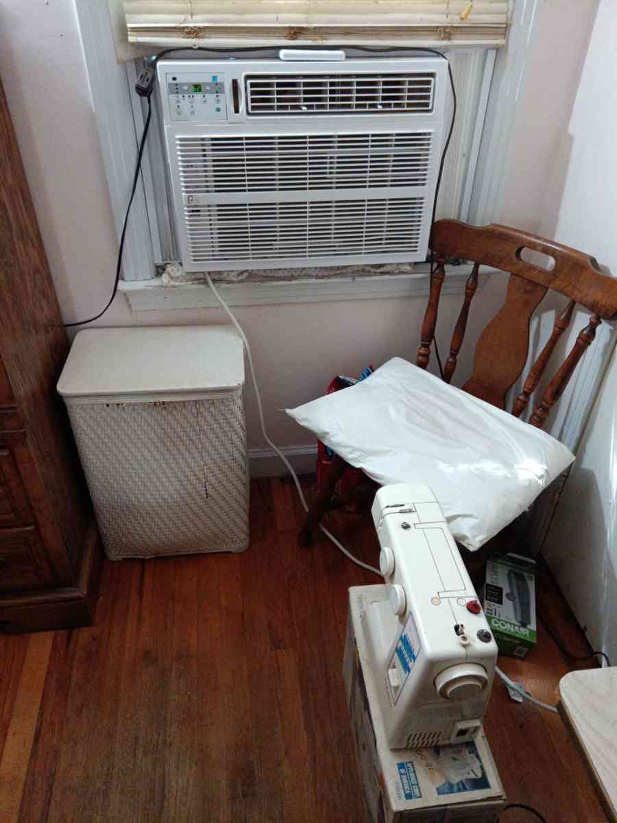 1 nice window ac unit big one white - Lagrange, Georgia