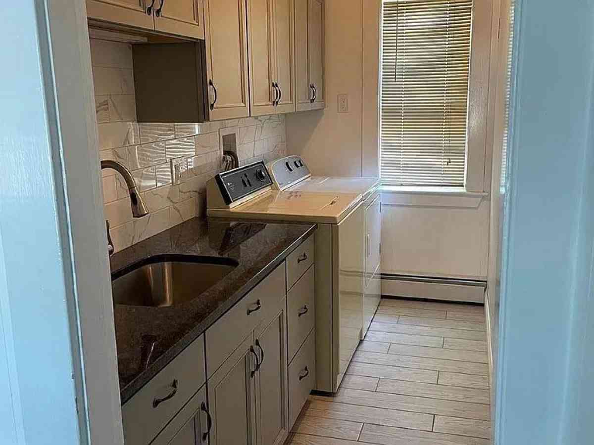 Highlands Neighborhood Lowell Massachusetts Apartment - Lowell, Massachusetts - FleaMarketBay