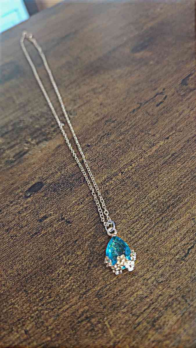 a necklace - Puyallup, Washington - FleaMarketBay