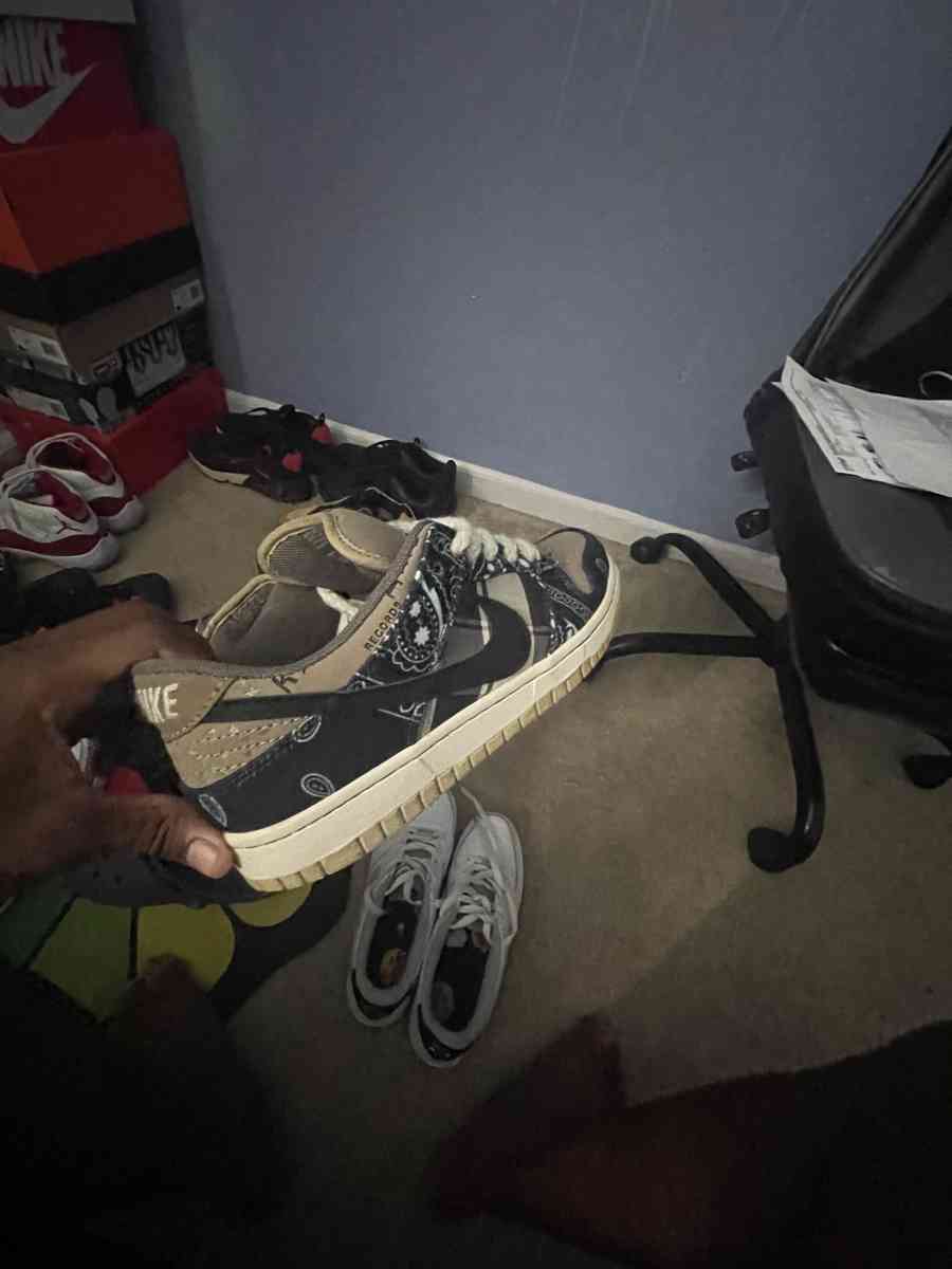 Travis scoot sb dunk size 7 - Statesville, North Carolina