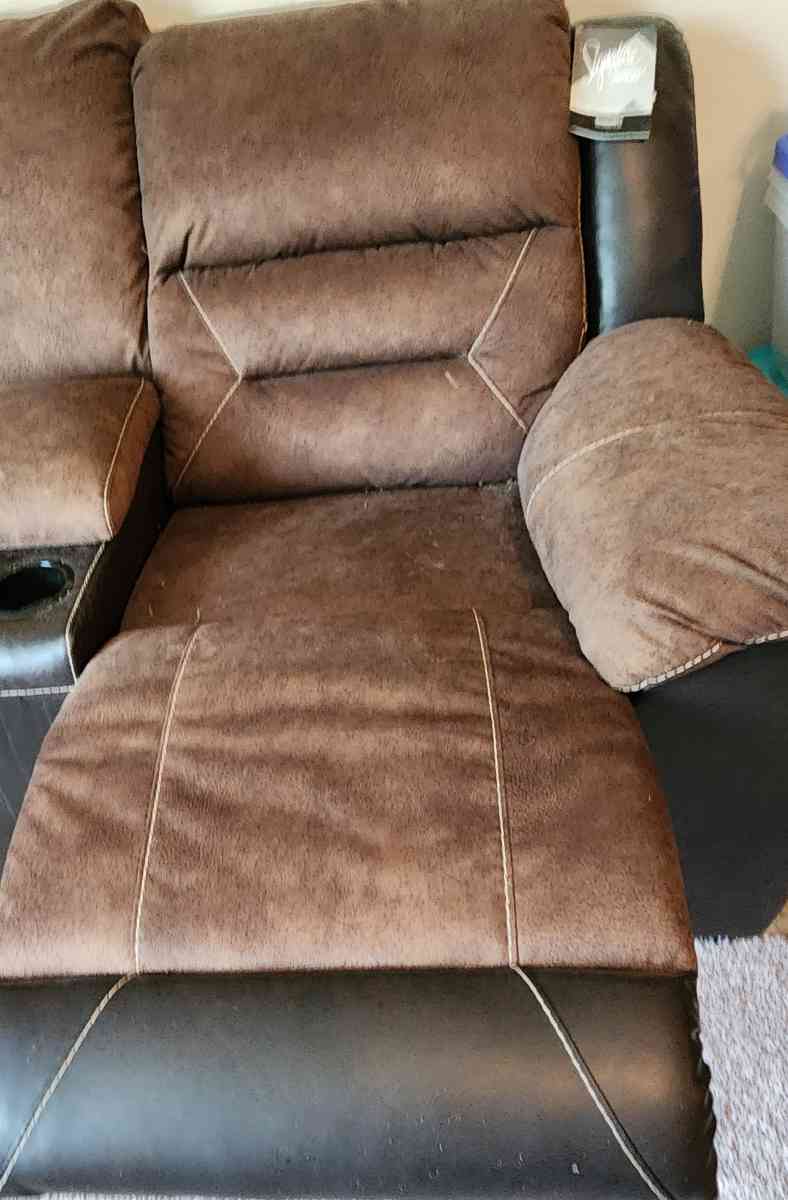 reclining love seat with console - Marlton, New Jersey