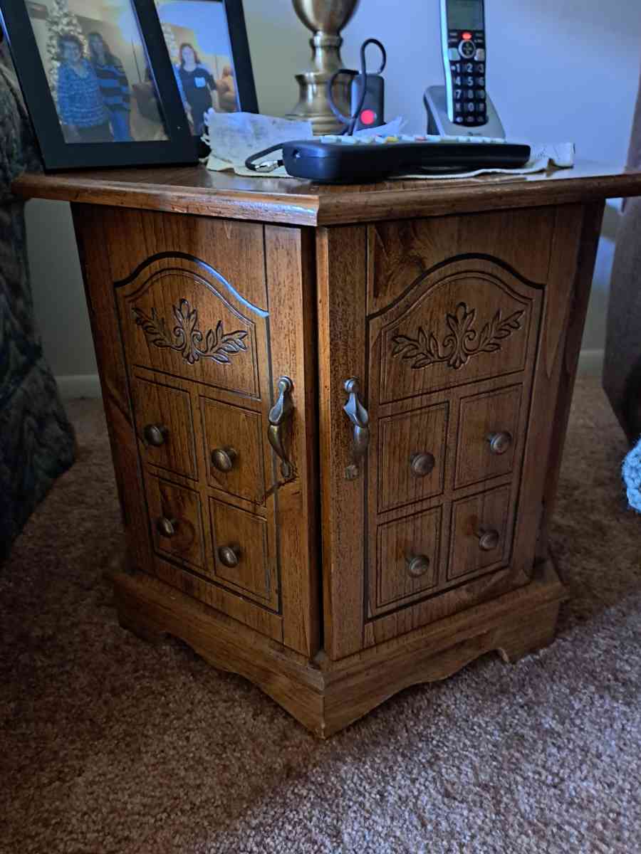 set of 2 end tables - Rochester, New York