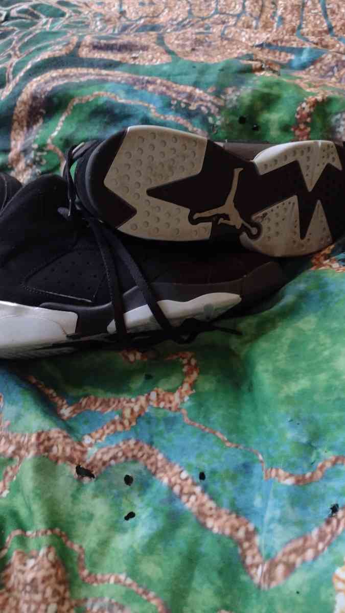 Jordans size 2y3y both pairs - Saint Louis, Missouri - FleaMarketBay