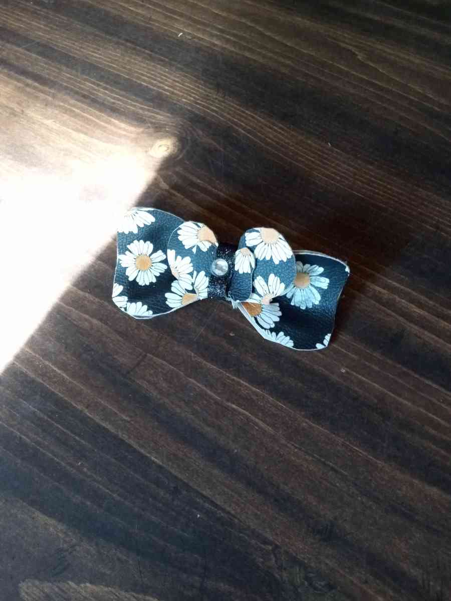 ribbon and fabric and leather hair or gift bows - Tahlequah, Oklahoma - FleaMarketBay