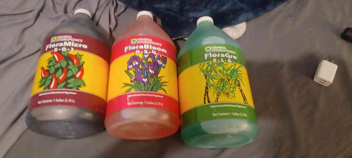 GREENHUT GROWTENT 96INCHES BY 48INCHES BY 78INCHES 600D - Coshocton, Ohio - FleaMarketBay