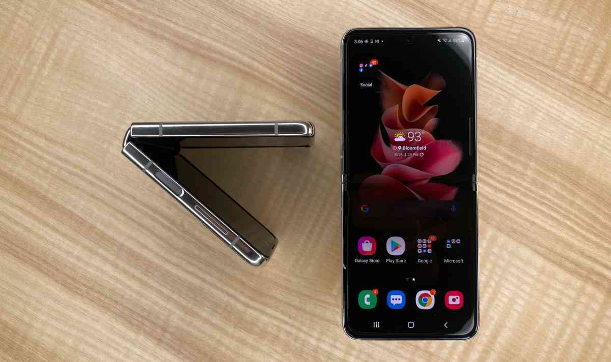 Samsung galaxy z3 flip 5g - Pensacola, Florida - FleaMarketBay