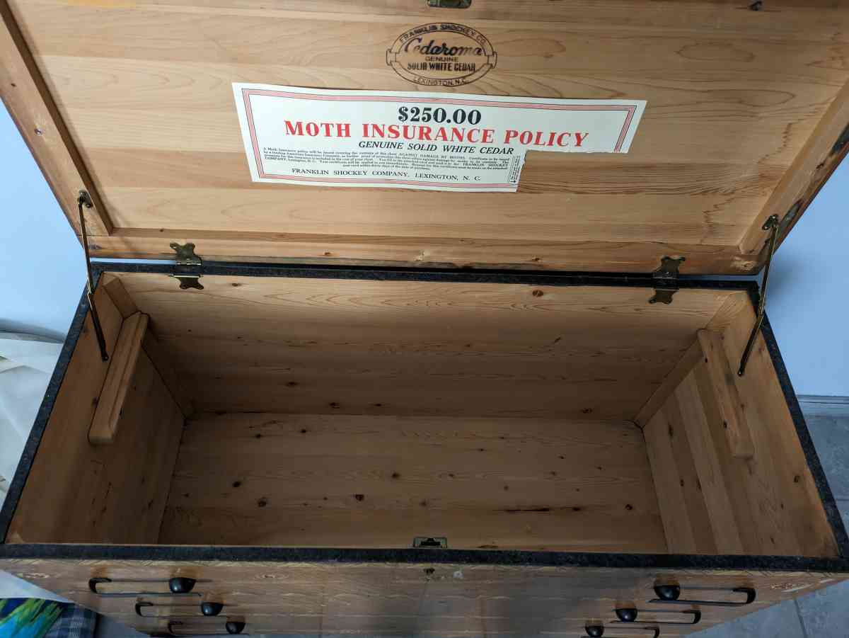 cedar chest - Butler, Pennsylvania - FleaMarketBay