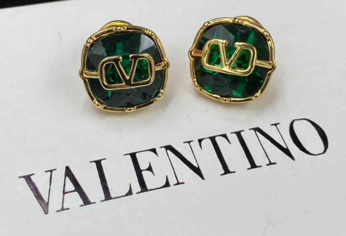 Valentino set fine jewelry - Adelanto, California - FleaMarketBay