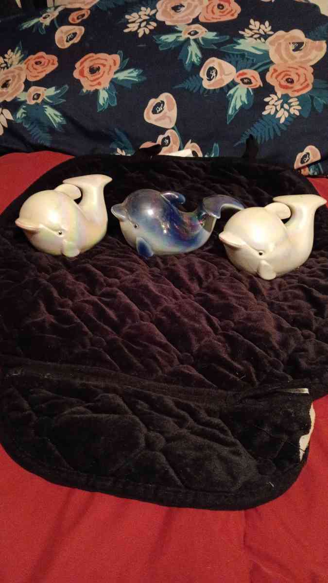 3 peice dohpin set with muti color light reflicting gloss - Seneca, South Carolina - FleaMarketBay