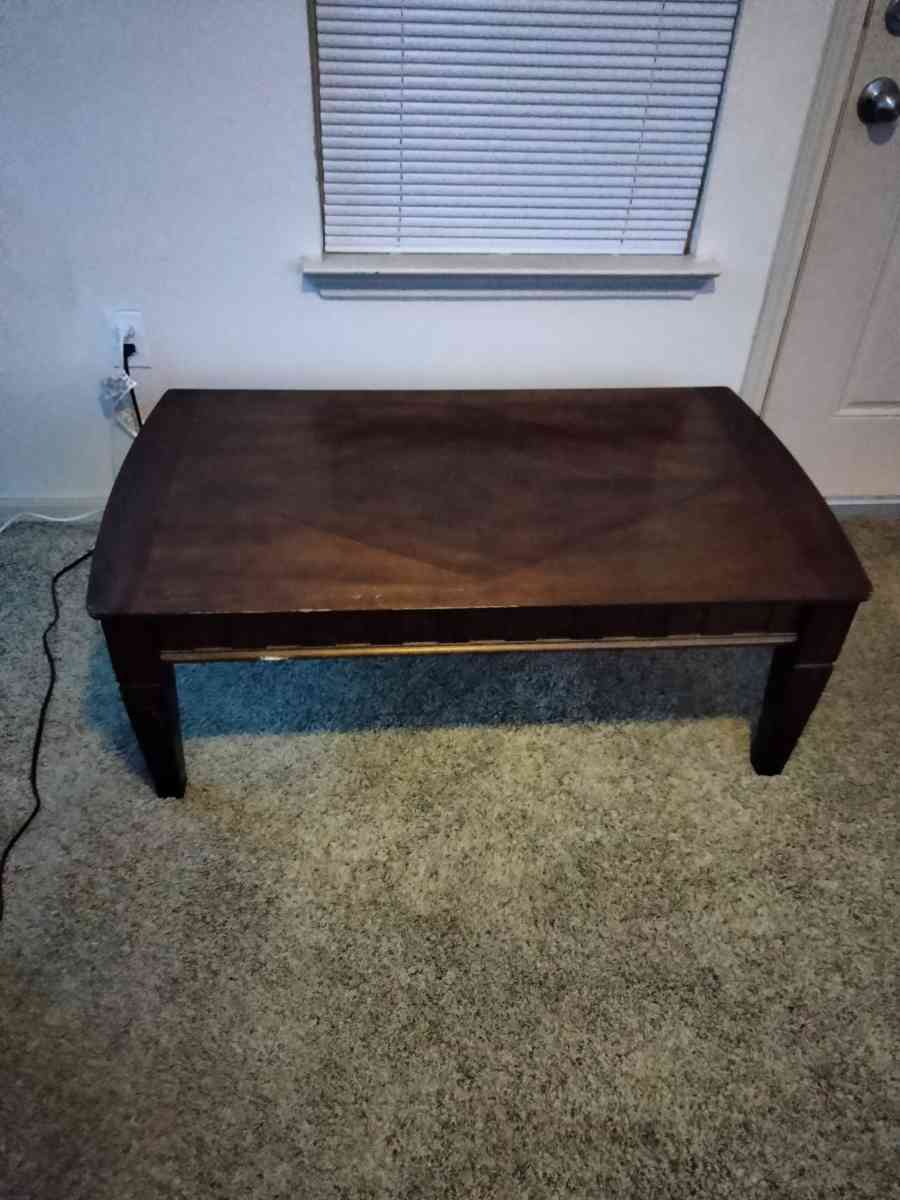 wood coffee table - Los Fresnos, Texas - FleaMarketBay