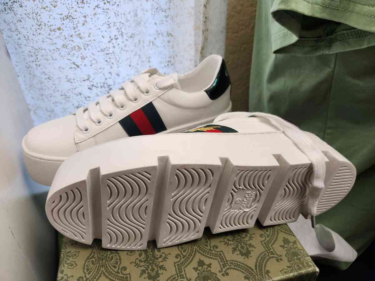 Gucci Bee sneaker Size 7 - Mission Viejo, California - FleaMarketBay