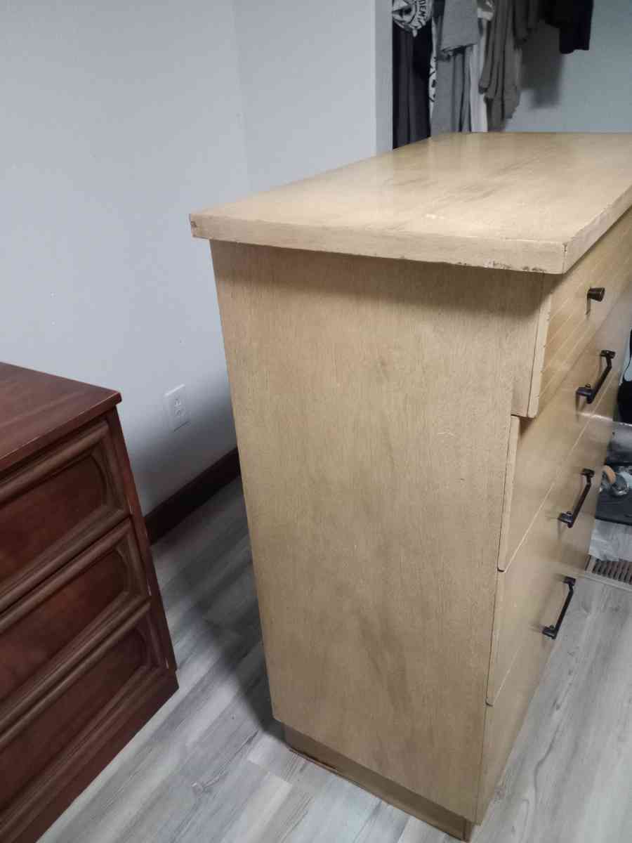 wooden dresser - Red Bud, Illinois - FleaMarketBay