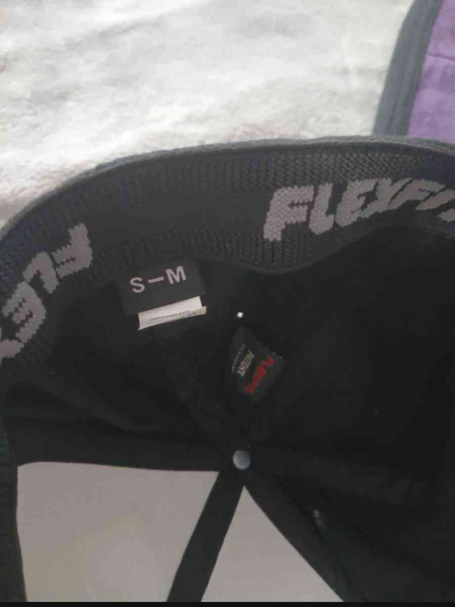Mens DC Shoes Fitted Hat - Tampa, Florida - FleaMarketBay