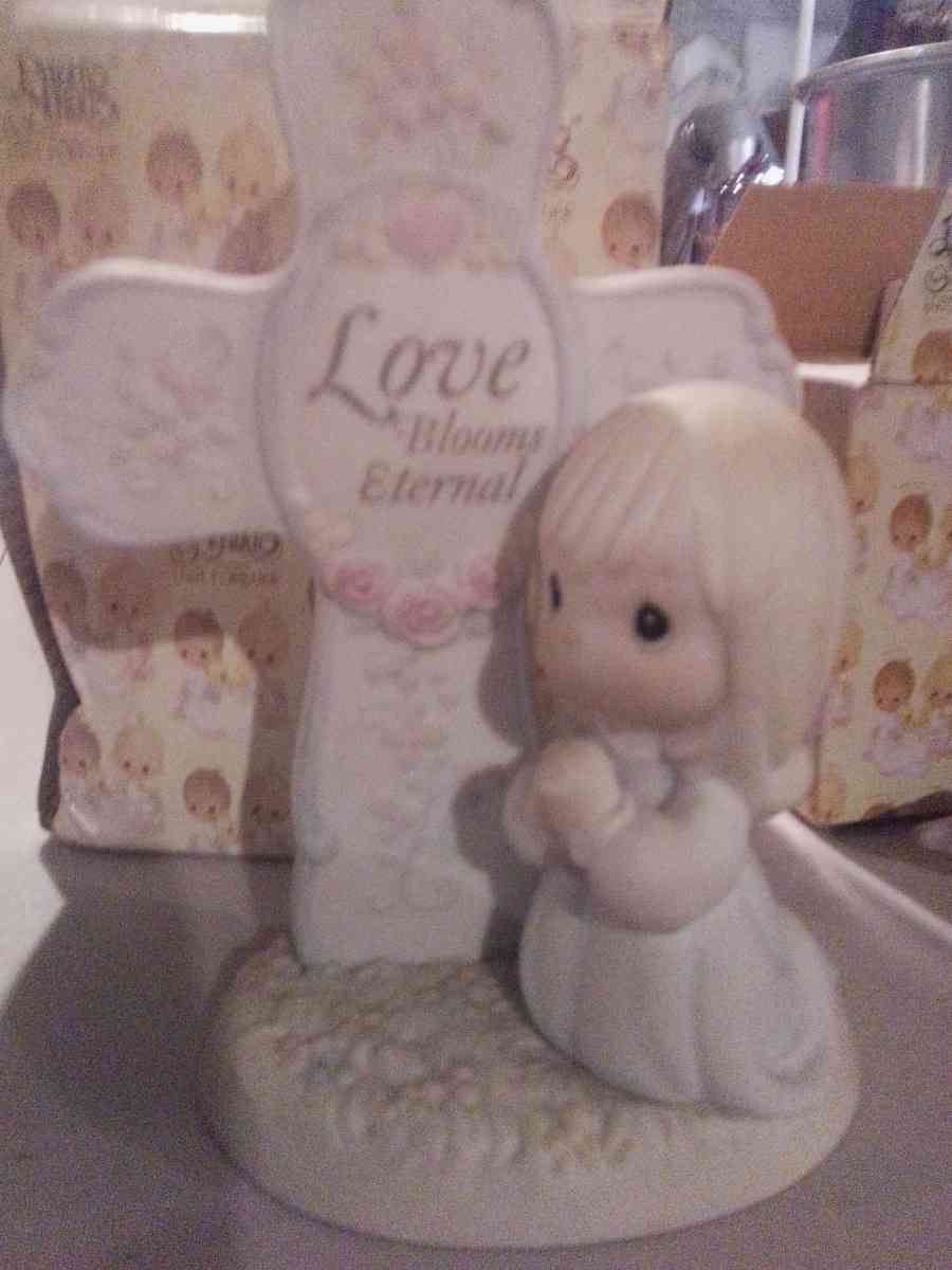 precious moments figurines vintage girl soccer - Southside, Tennessee - FleaMarketBay