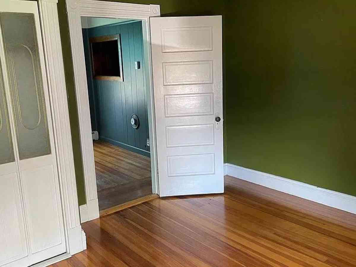 Highlands Neighborhood Lowell Massachusetts Apartment - Lowell, Massachusetts - FleaMarketBay