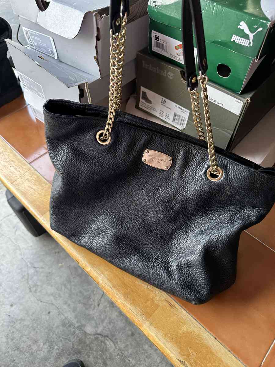 1 Ladies Michael Kors Purse  1 Wallet - Wilmington, North Carolina