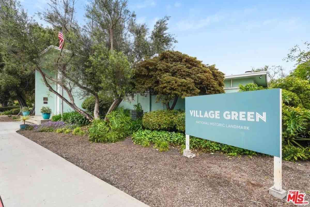 its a 1 bed 1 bath available for rent