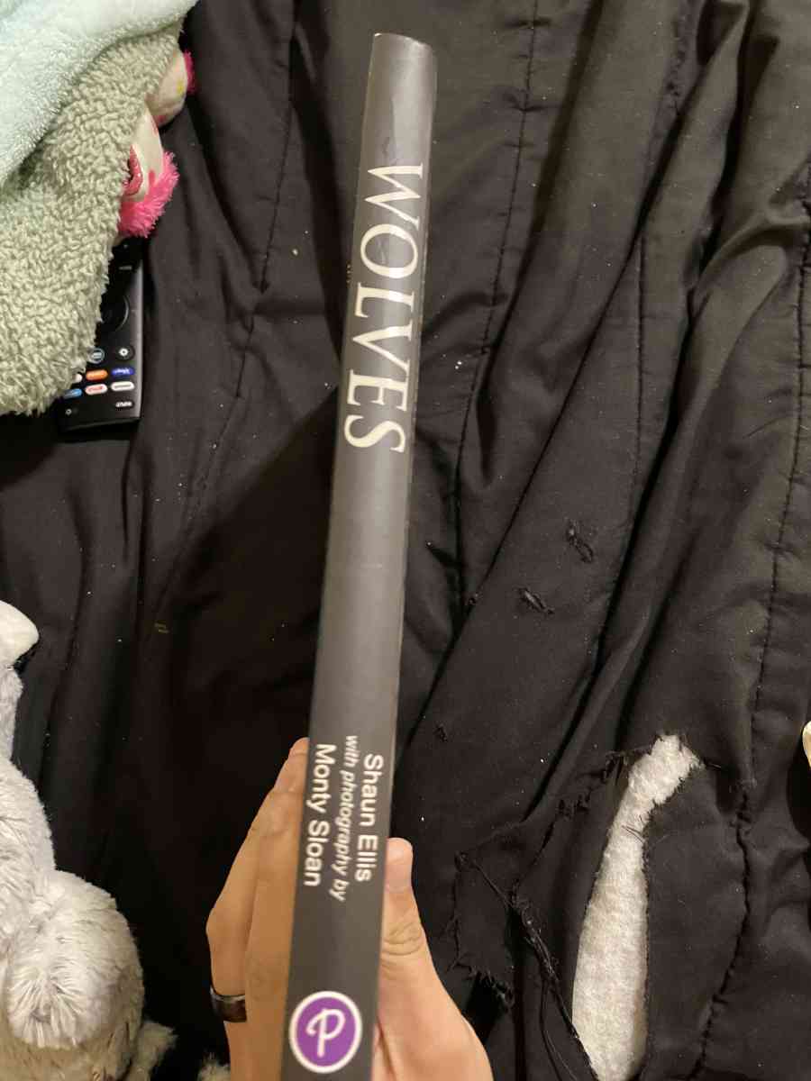 a book about wolves - La Porte, Texas - FleaMarketBay