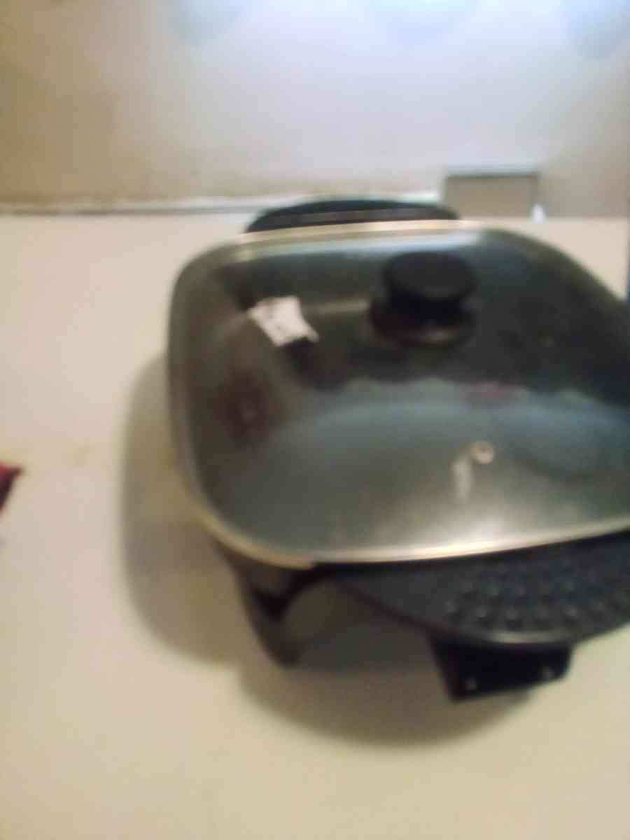 electric skillet selection in good condition - Lubbock, Texas - FleaMarketBay