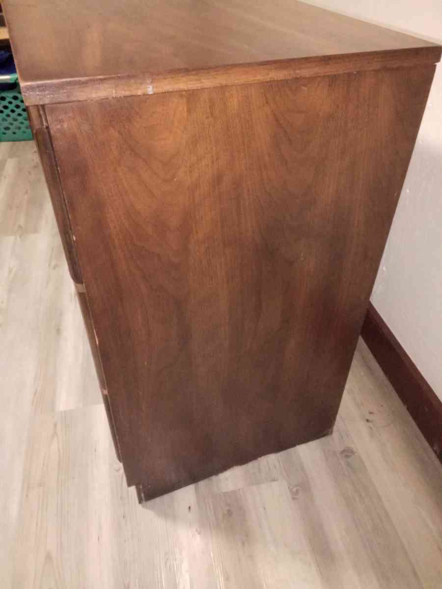 wooden dresser - Red Bud, Illinois - FleaMarketBay