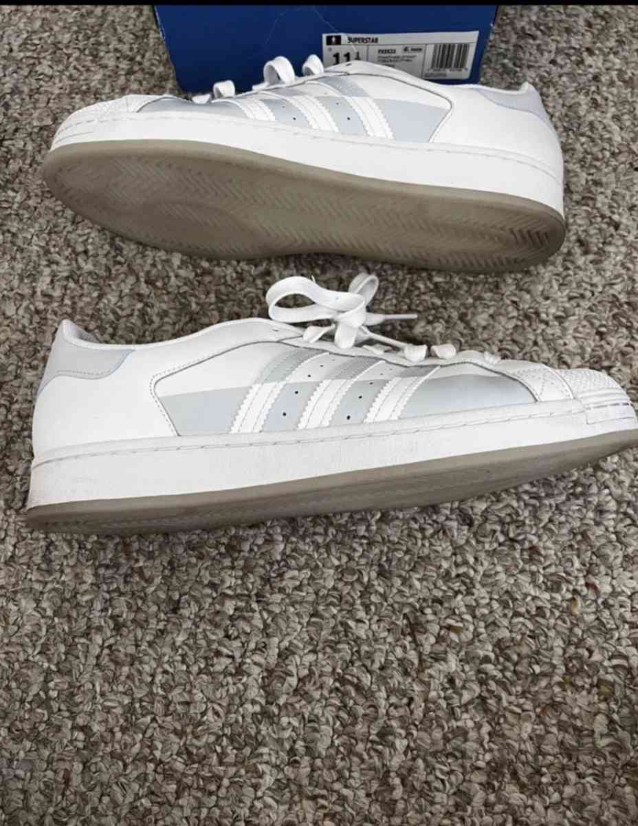 Addias shell top - Dedham, Massachusetts - FleaMarketBay