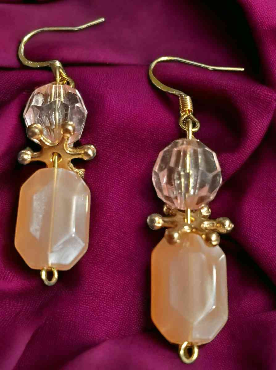 Necklace Bracelet and Earring Set - Youngsville, Louisiana - FleaMarketBay