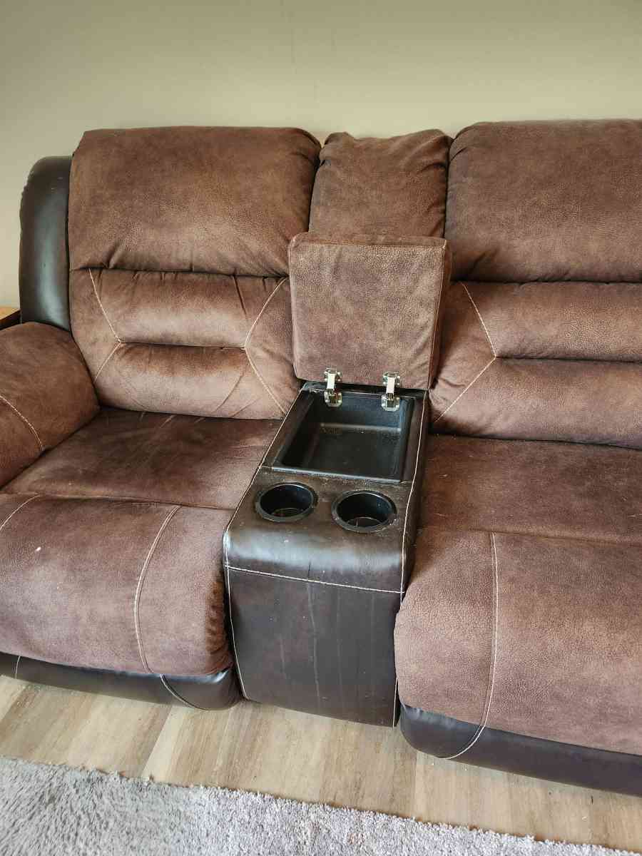 reclining love seat with console - Marlton, New Jersey - FleaMarketBay