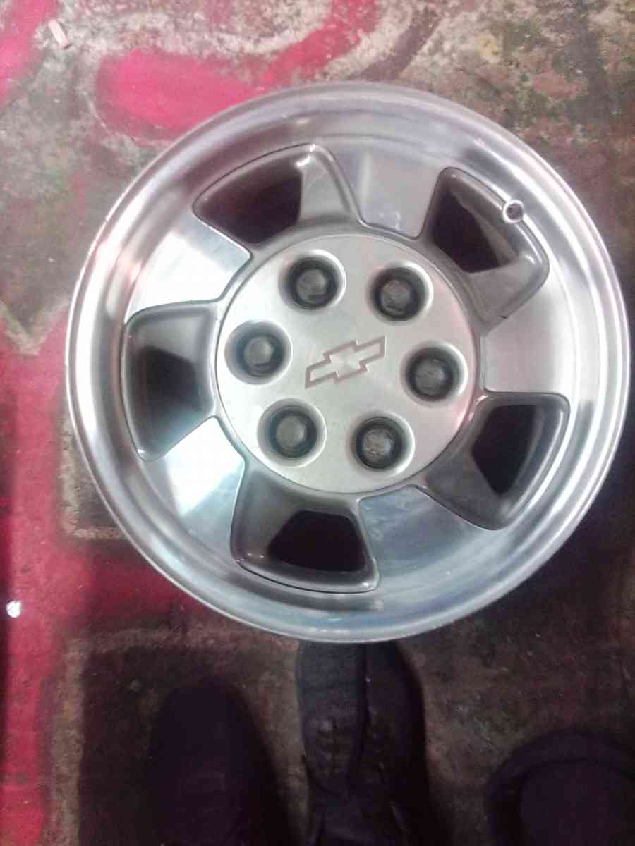 Chevy stock 15inch rims with caps 6 Lugz - Cutler, California