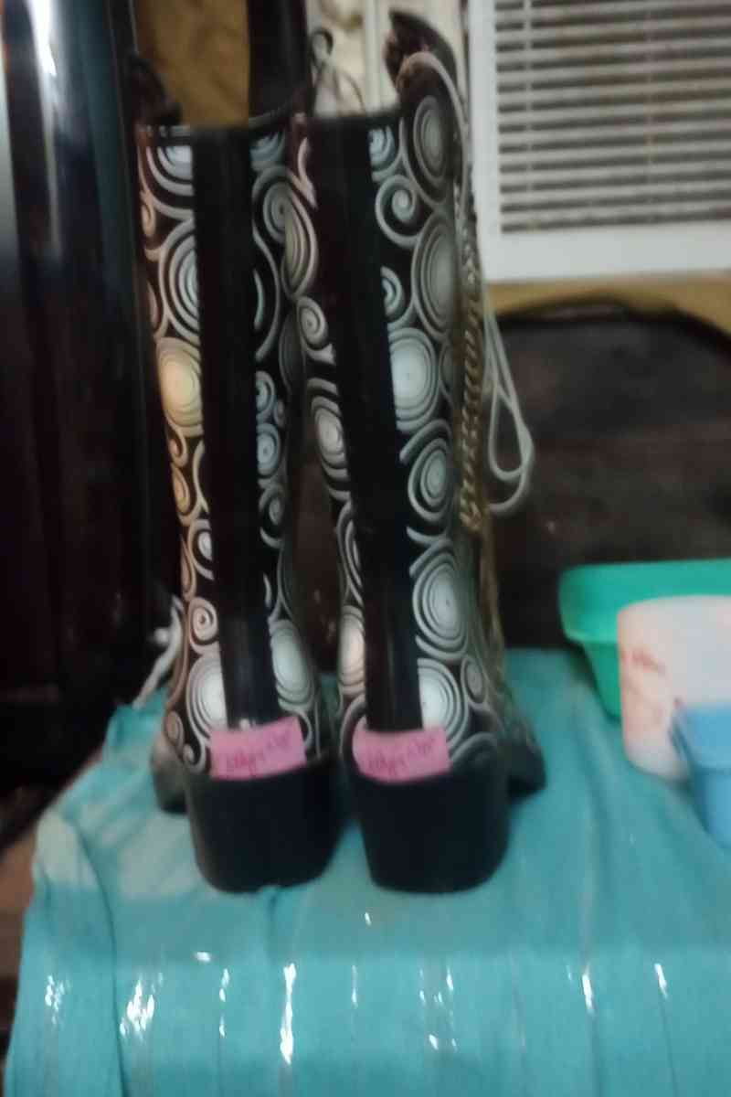 ladies new beautiful rubber boots size 8 - Skiatook, Oklahoma - FleaMarketBay