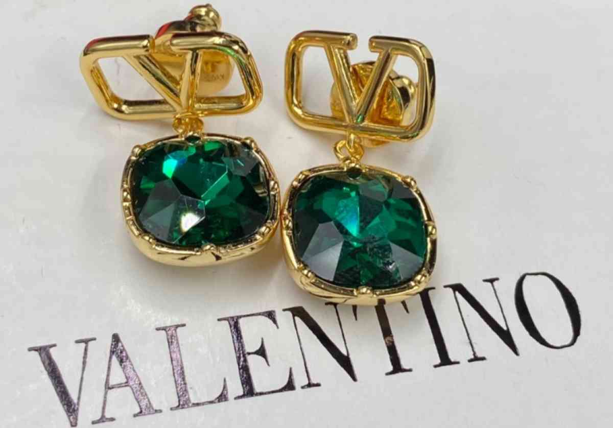 Valentino set fine jewelry - Adelanto, California - FleaMarketBay
