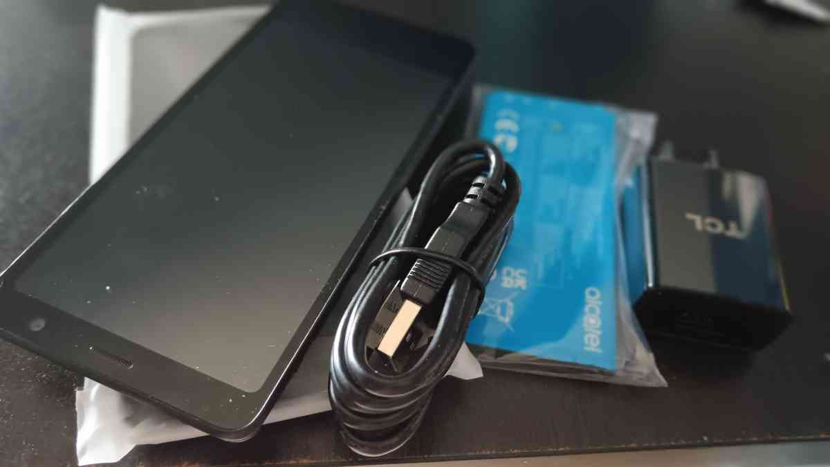 new black cell phone with charger - Yuma, Arizona