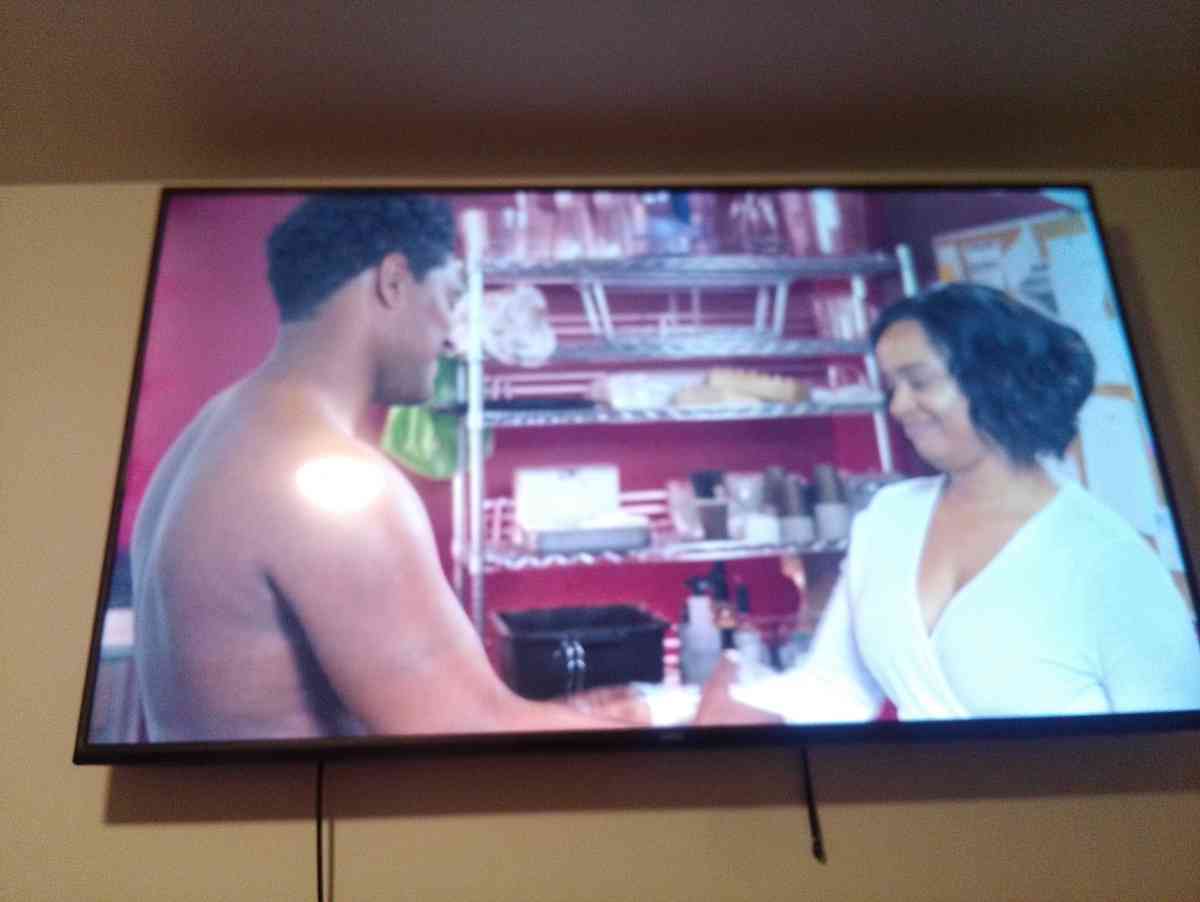 70 inc Vizio TV - Andalusia, Illinois - FleaMarketBay