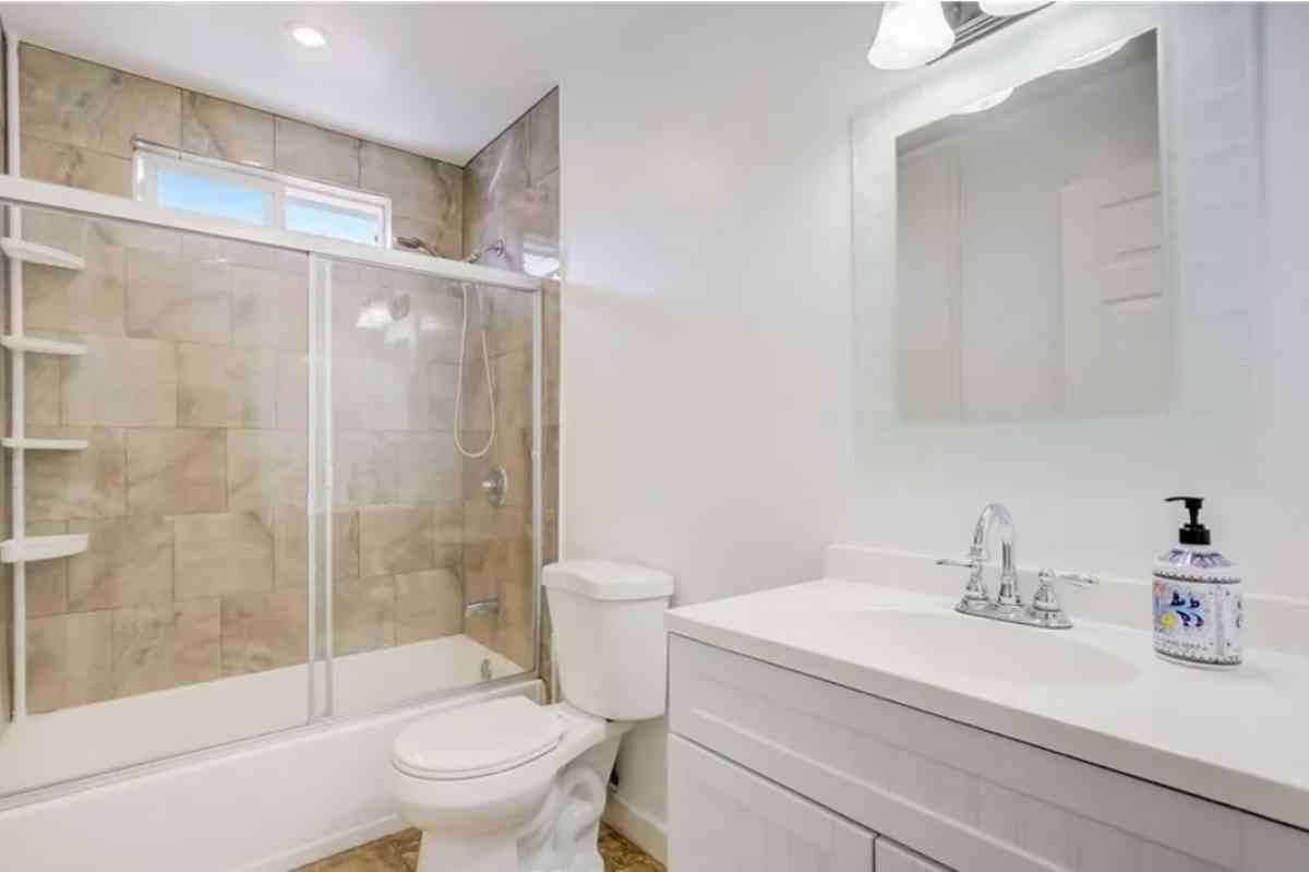 Beautiful Family 2beds 1bath for rent - Panorama City, California - FleaMarketBay