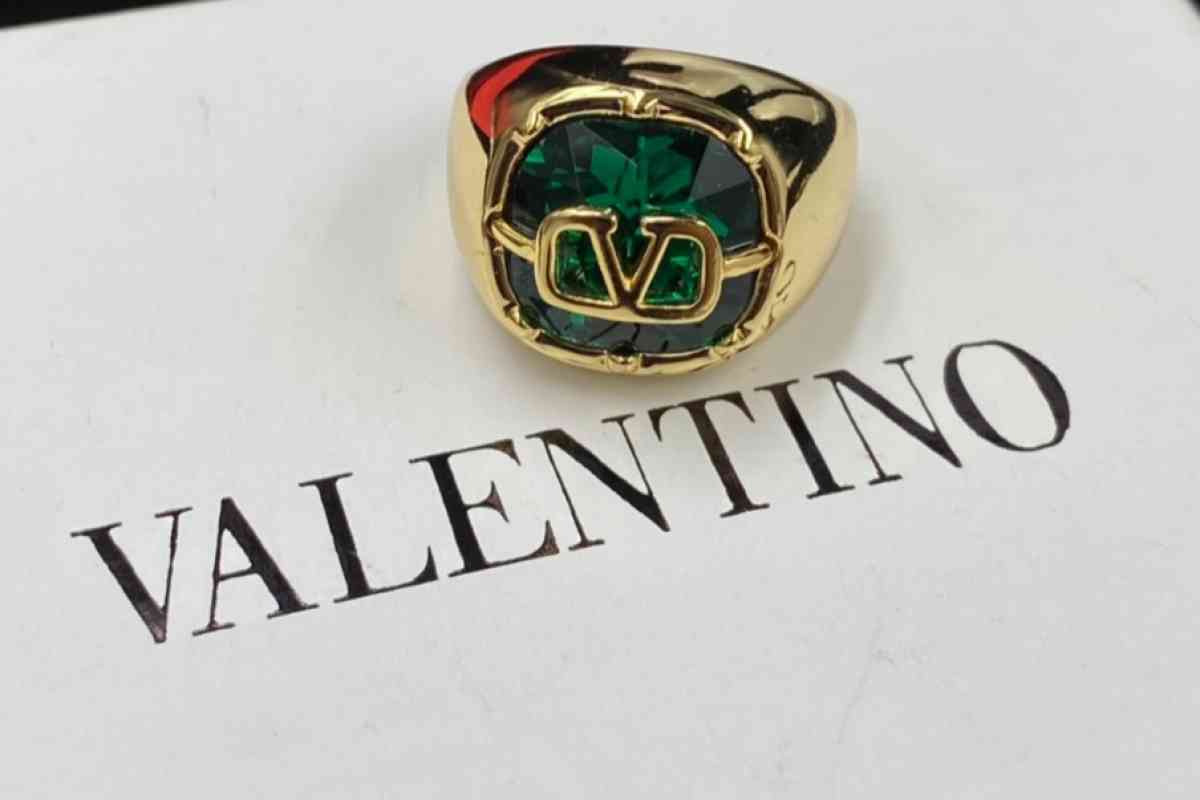 Valentino set fine jewelry - Adelanto, California - FleaMarketBay