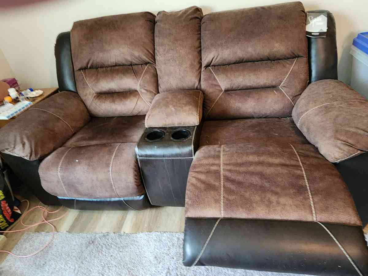 reclining love seat with console - Marlton, New Jersey - FleaMarketBay
