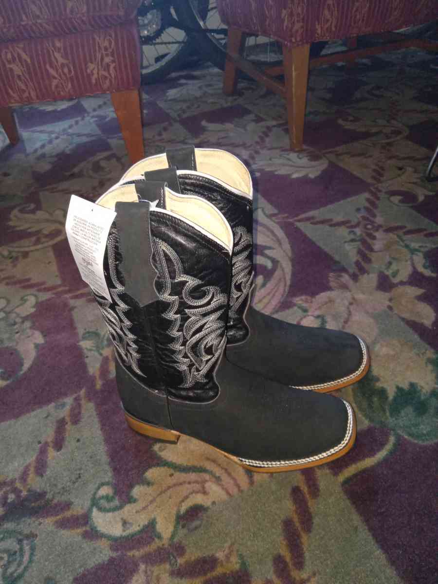 I am offering some mens boots at a good price 200 and it is - Adelanto, California
