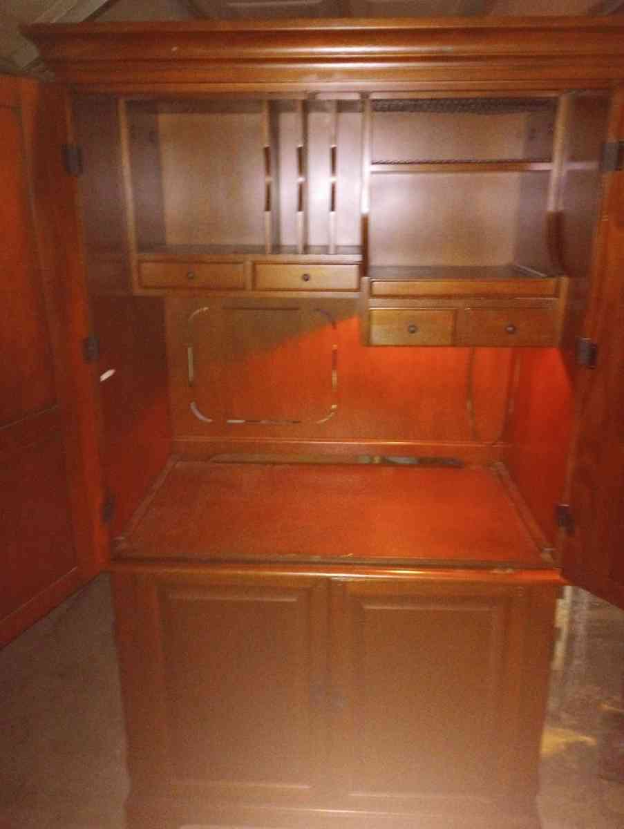 Hutch - Conroe, Texas - FleaMarketBay