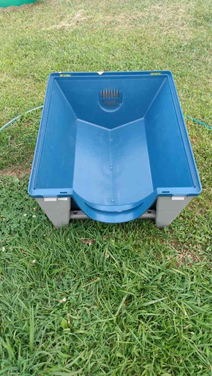 2 large dog houses - Charlotte Court House, Virginia - FleaMarketBay