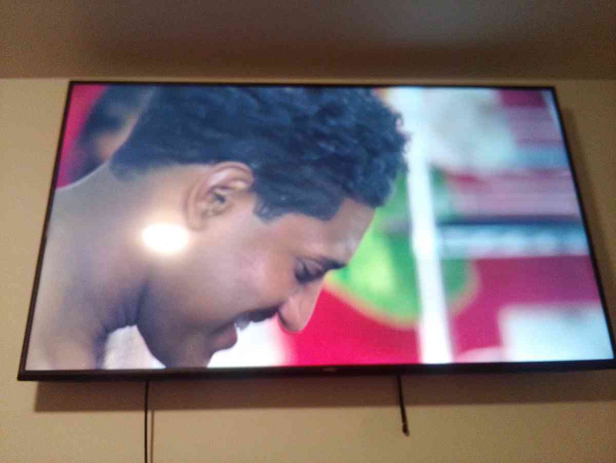 70 inc Vizio TV - Andalusia, Illinois - FleaMarketBay